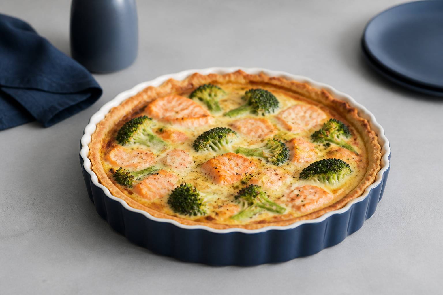 Image d'illustration pour : Délicieuse tarte savoureuse au saumon et brocolis frais