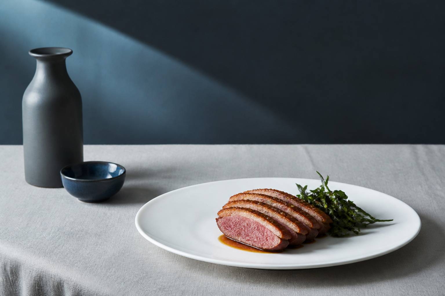 Magret canard rose elegant assiette blanche presentation gastronomique minimaliste