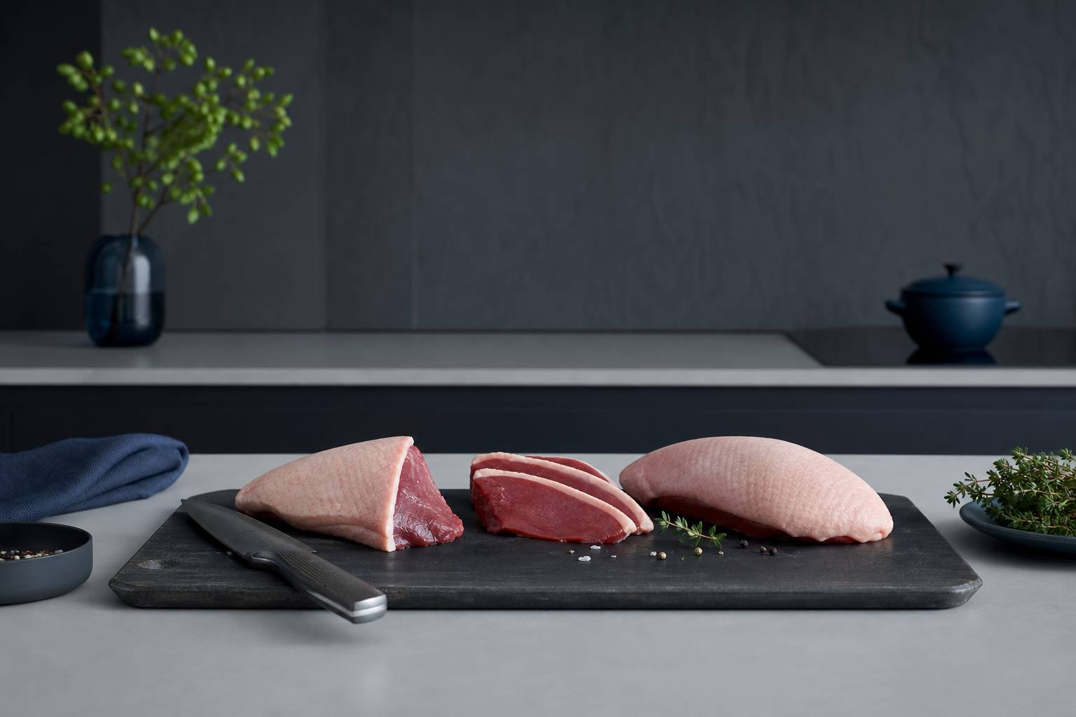 Preparation culinaire canard herbes fraiches couteau planche decouper gastronomie