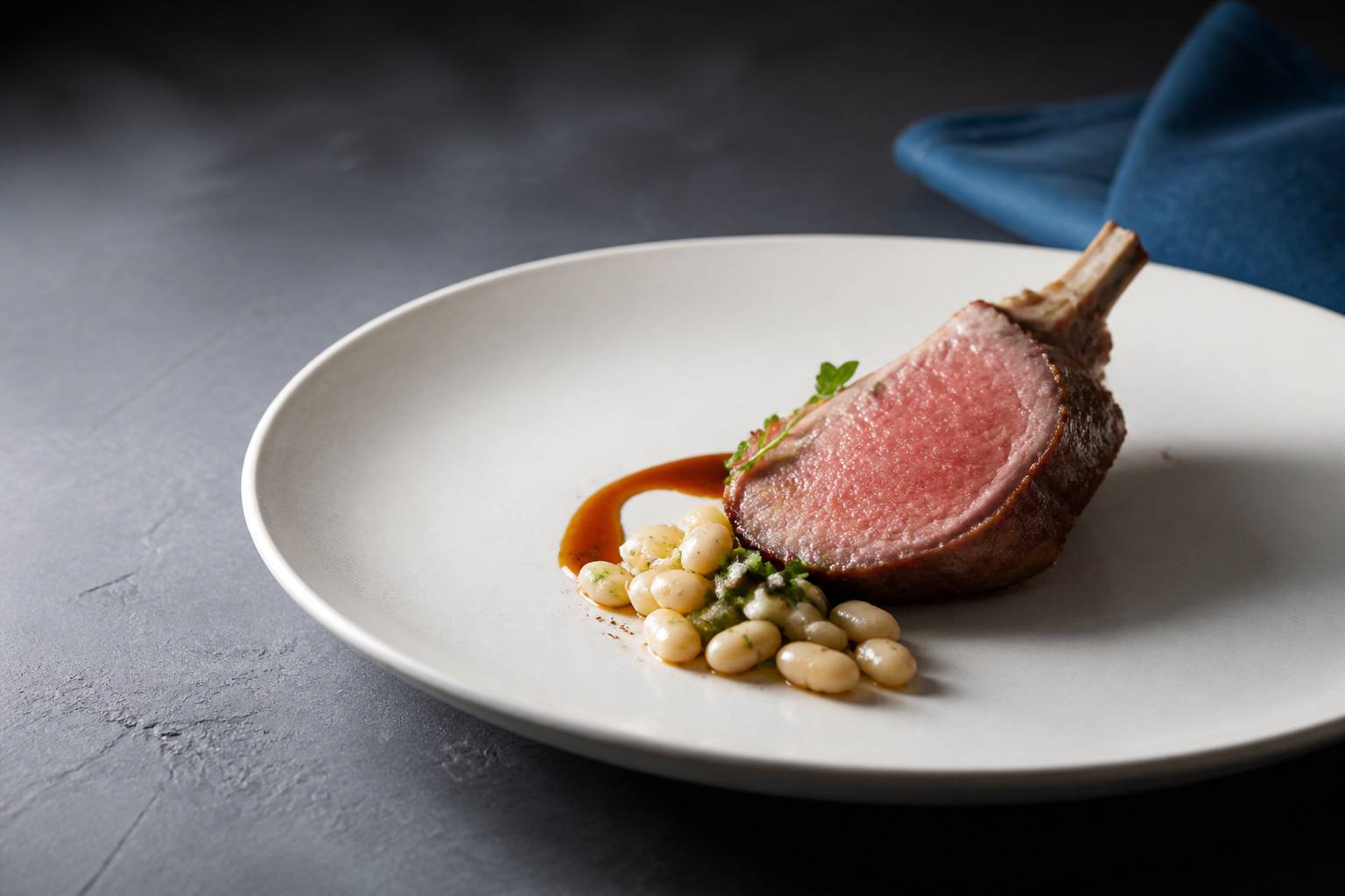 Assiette de gigot d'agneau accompagné de flageolets