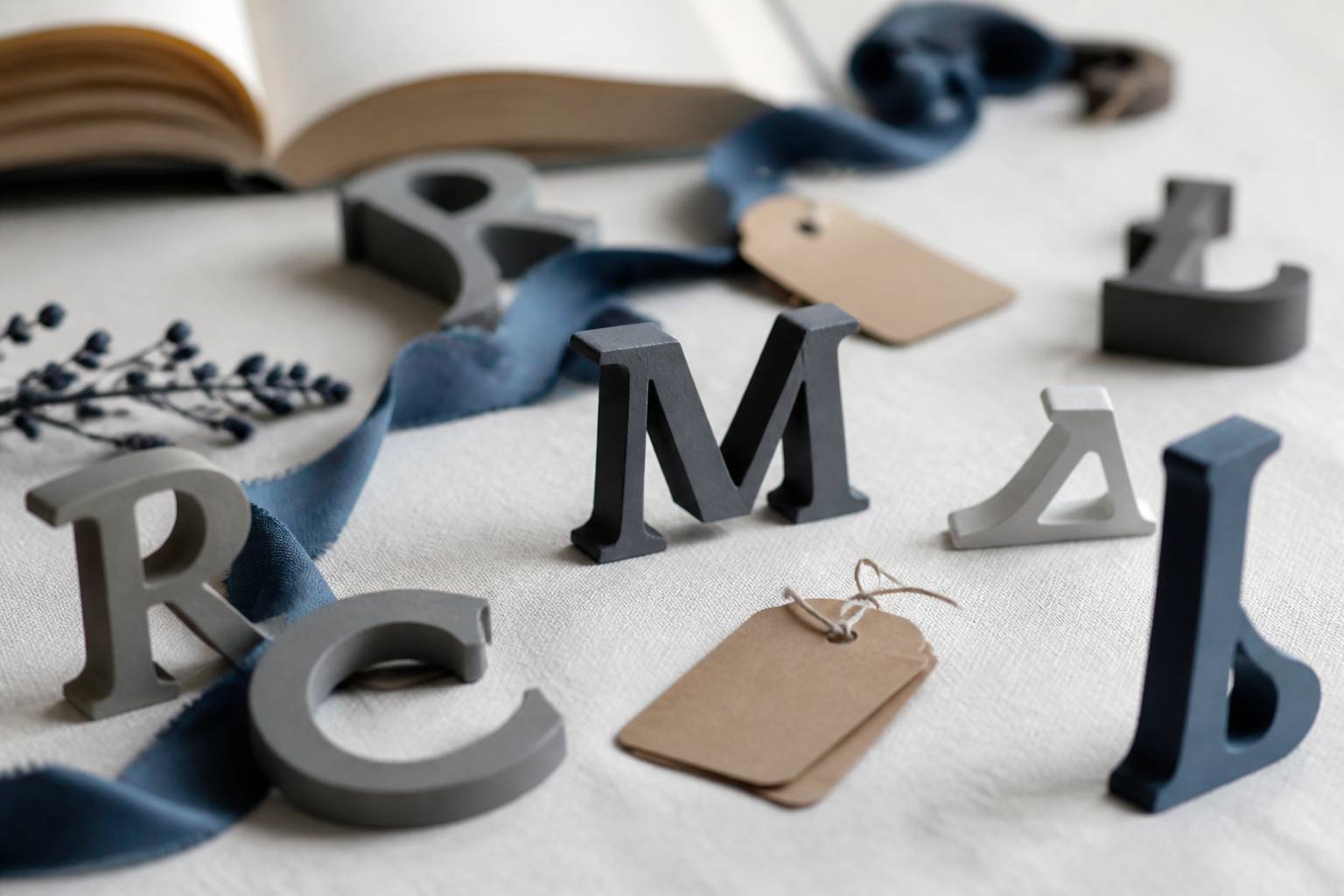 Lettres de bois et étiquettes de prénoms sur une table