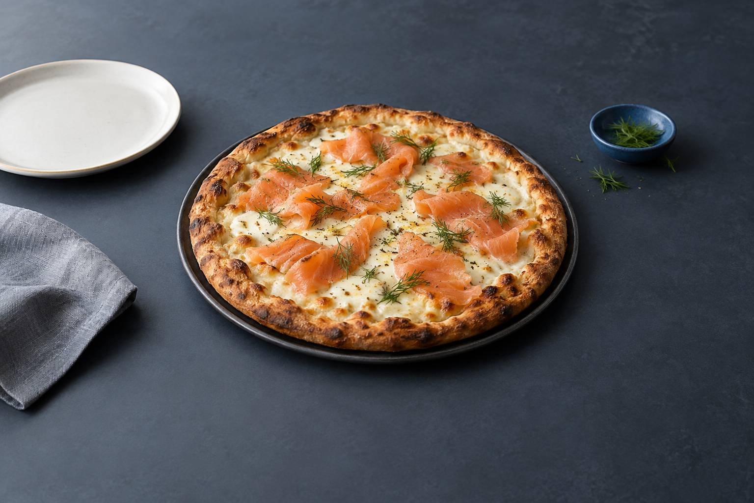 Illustration éditoriale du sujet : Délicieuse pizza gourmande au saumon fumé et mozzarella fondante